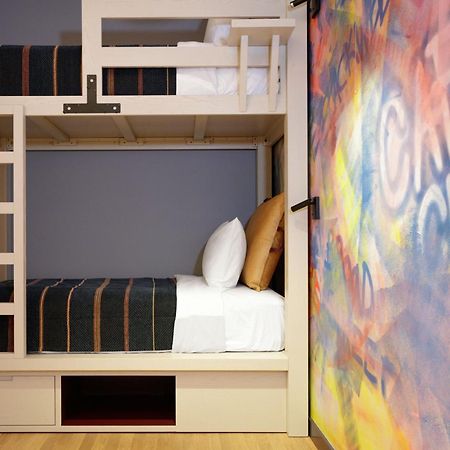 Отель Moxy Richmond Downtown Экстерьер фото