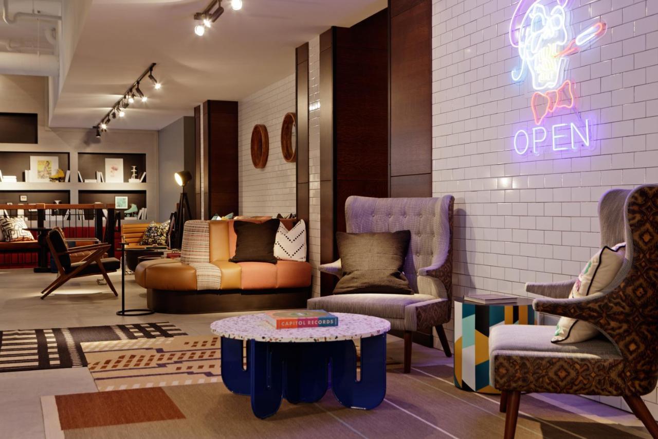 Отель Moxy Richmond Downtown Экстерьер фото