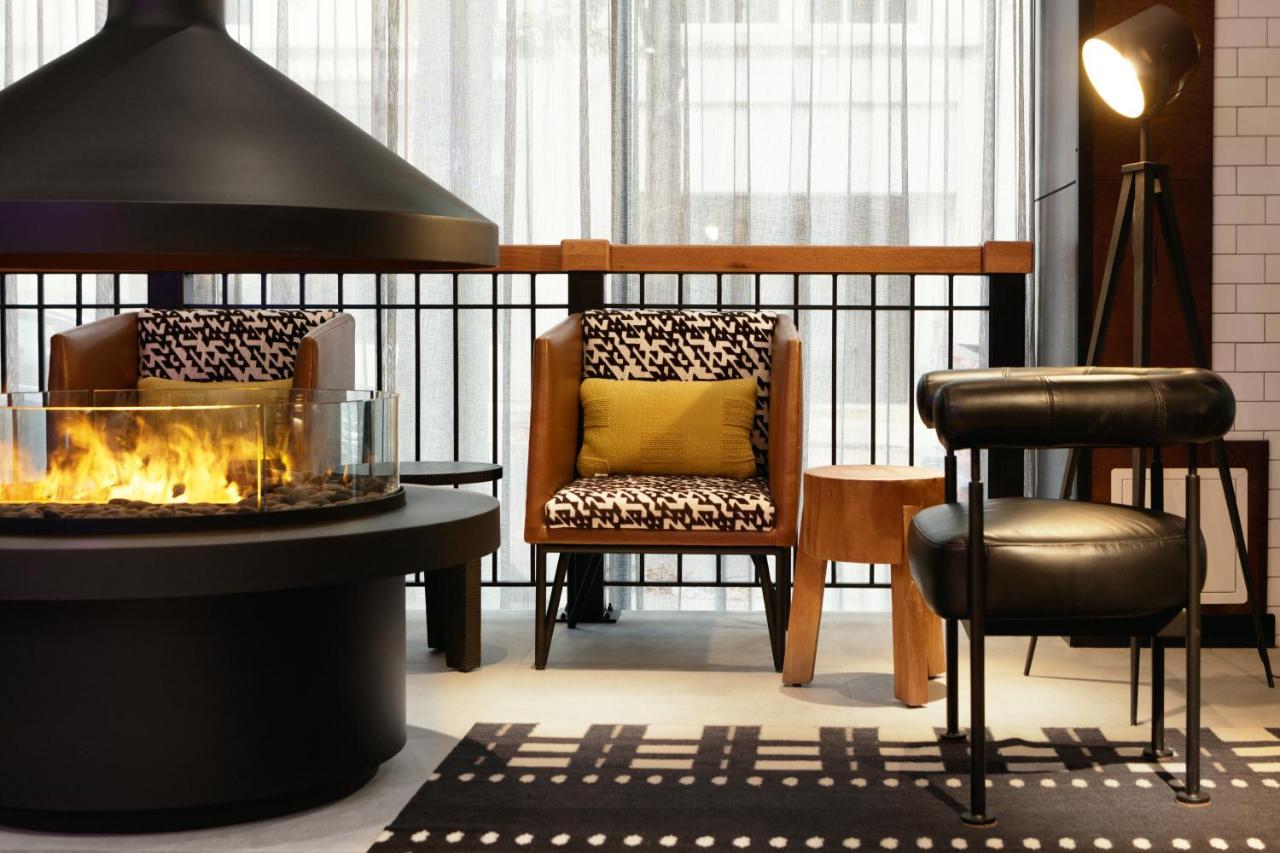 Отель Moxy Richmond Downtown Экстерьер фото