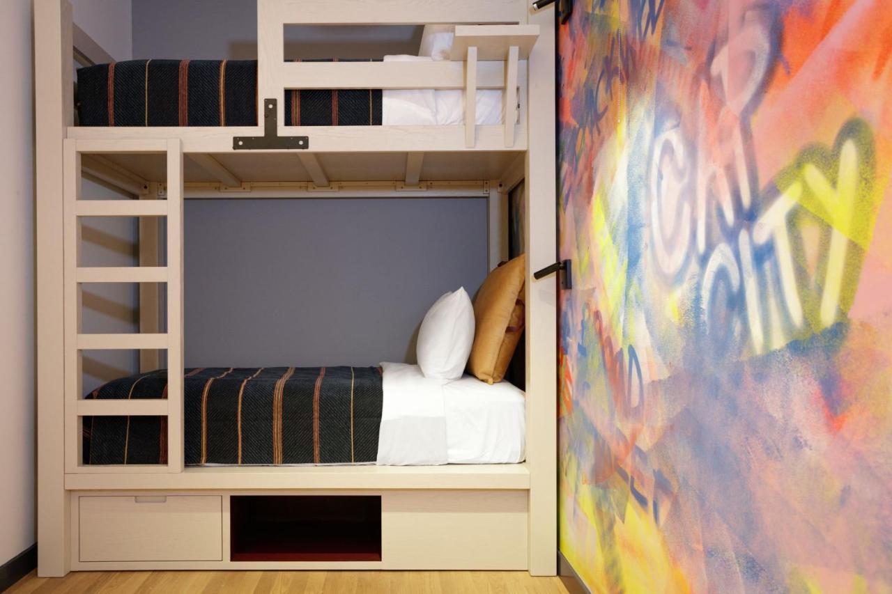 Отель Moxy Richmond Downtown Экстерьер фото