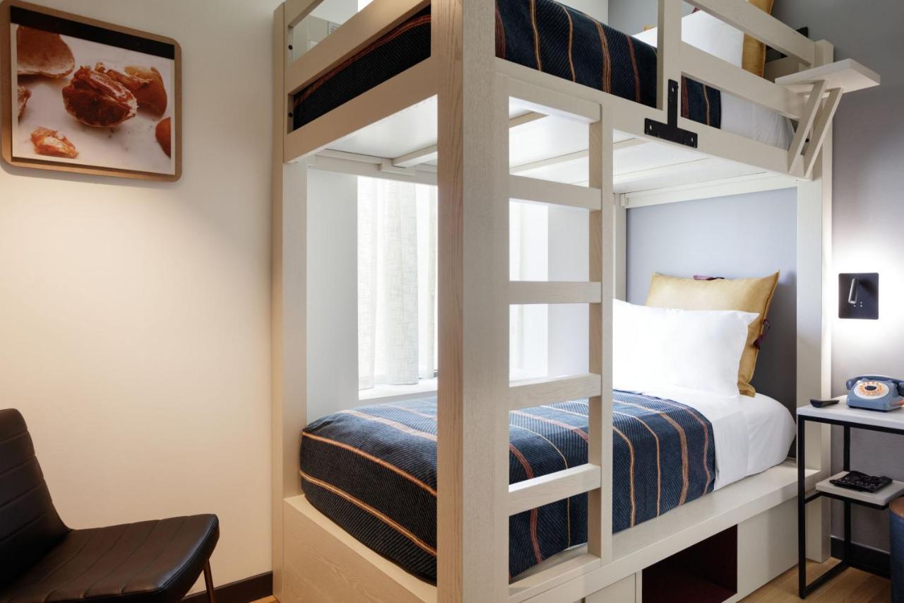 Отель Moxy Richmond Downtown Экстерьер фото