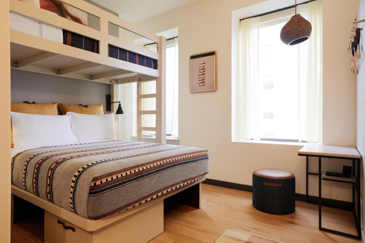Отель Moxy Richmond Downtown Экстерьер фото