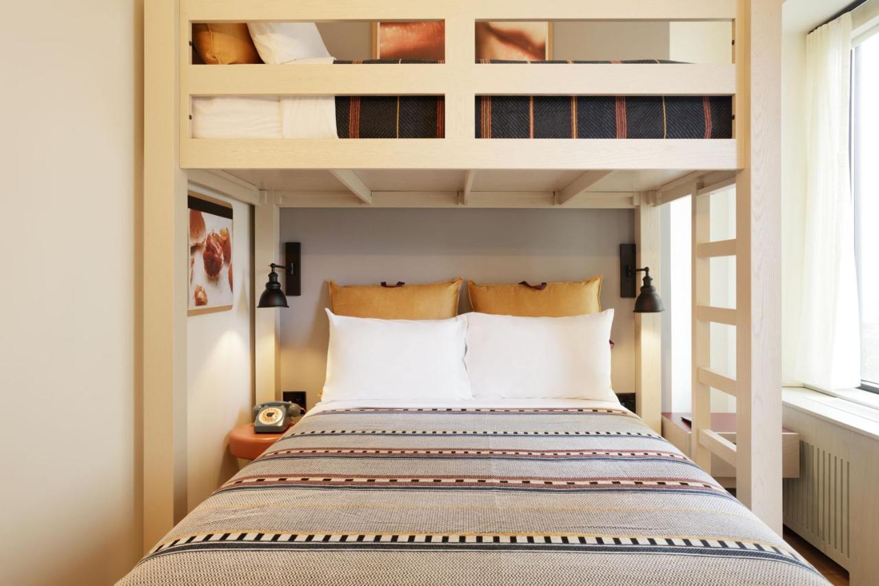 Отель Moxy Richmond Downtown Экстерьер фото
