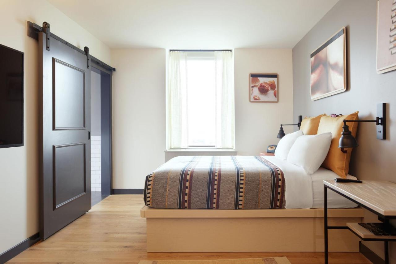 Отель Moxy Richmond Downtown Экстерьер фото