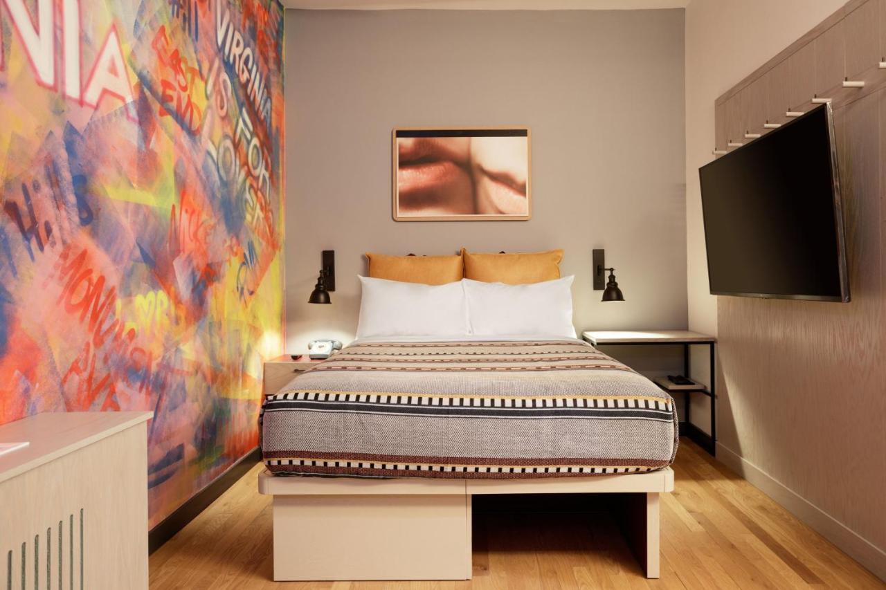 Отель Moxy Richmond Downtown Экстерьер фото