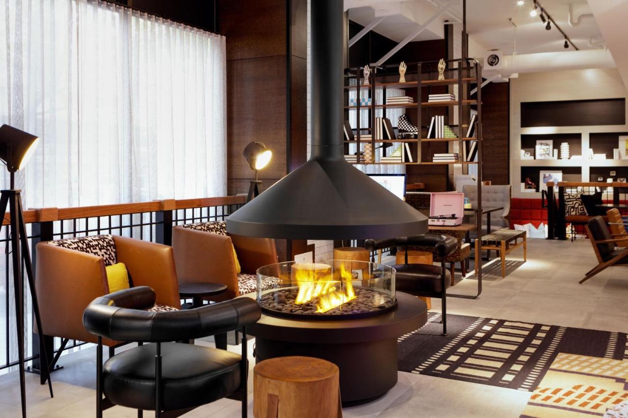 Отель Moxy Richmond Downtown Экстерьер фото