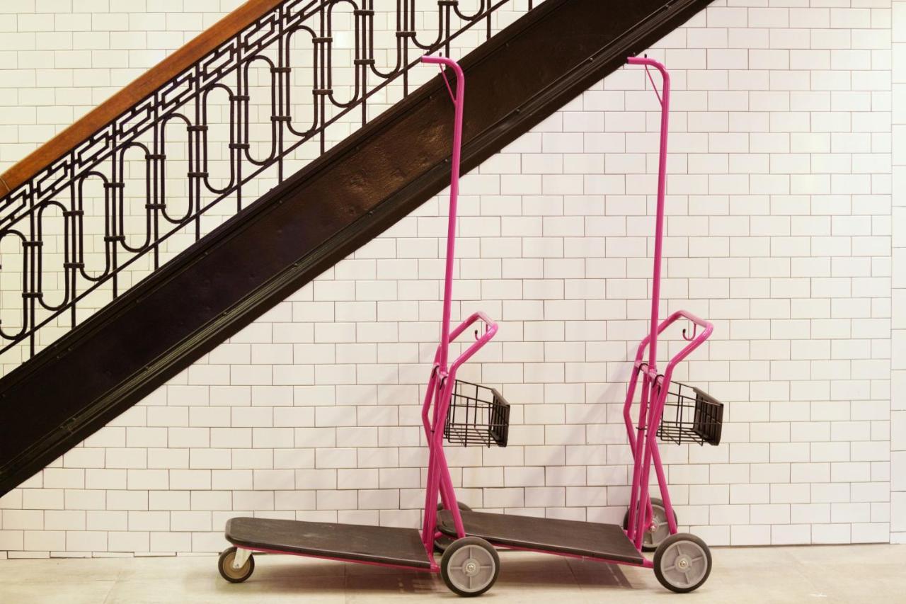 Отель Moxy Richmond Downtown Экстерьер фото