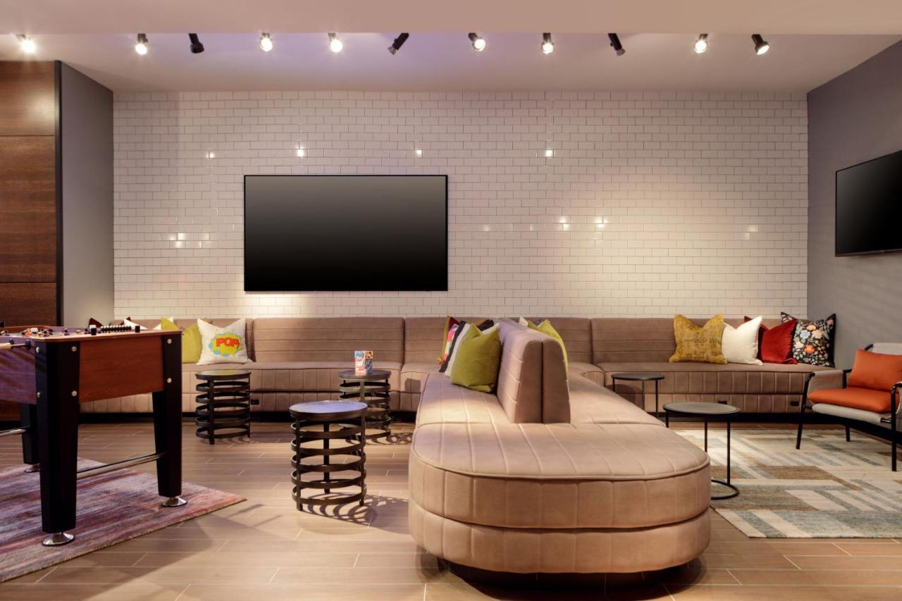 Отель Moxy Richmond Downtown Экстерьер фото