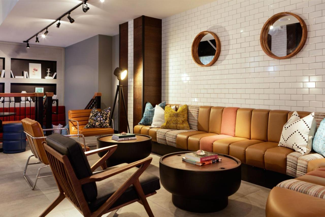Отель Moxy Richmond Downtown Экстерьер фото