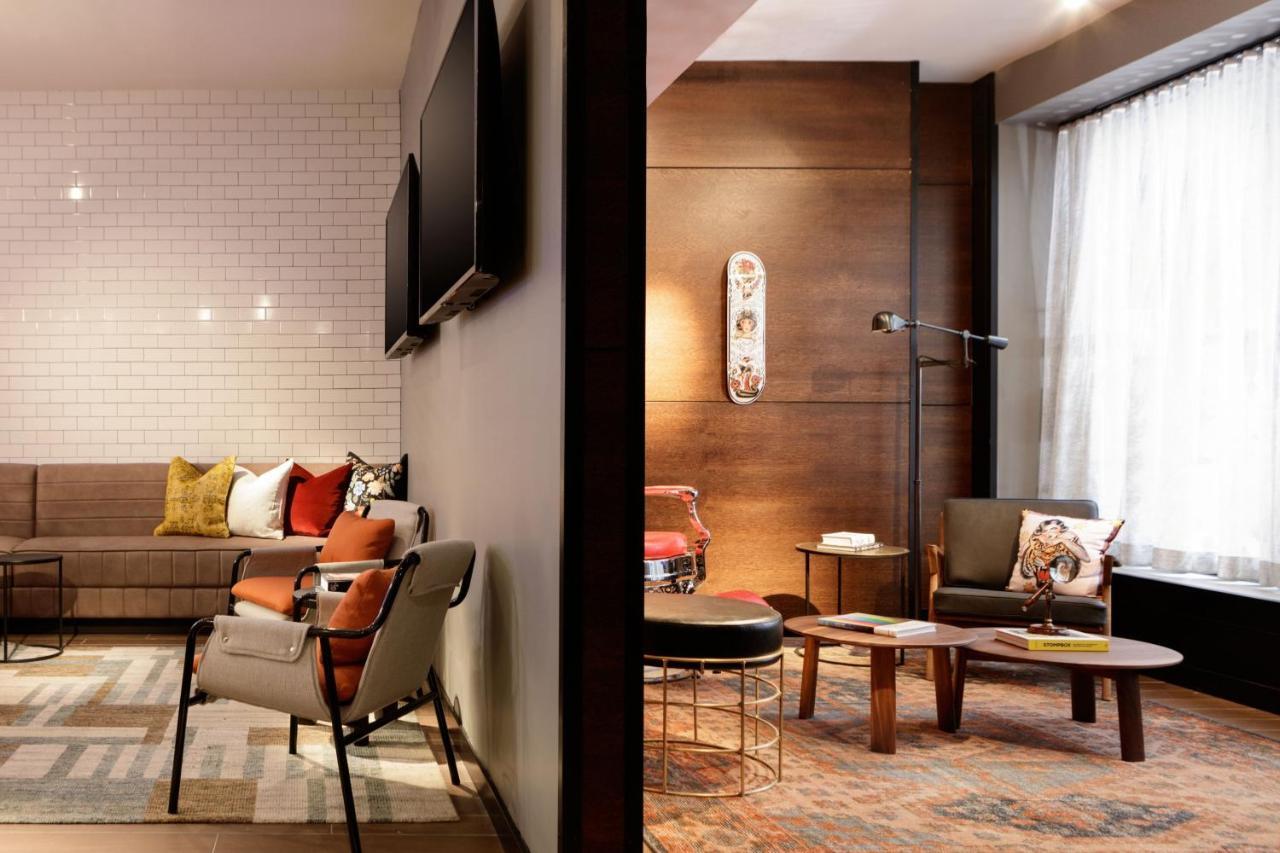 Отель Moxy Richmond Downtown Экстерьер фото