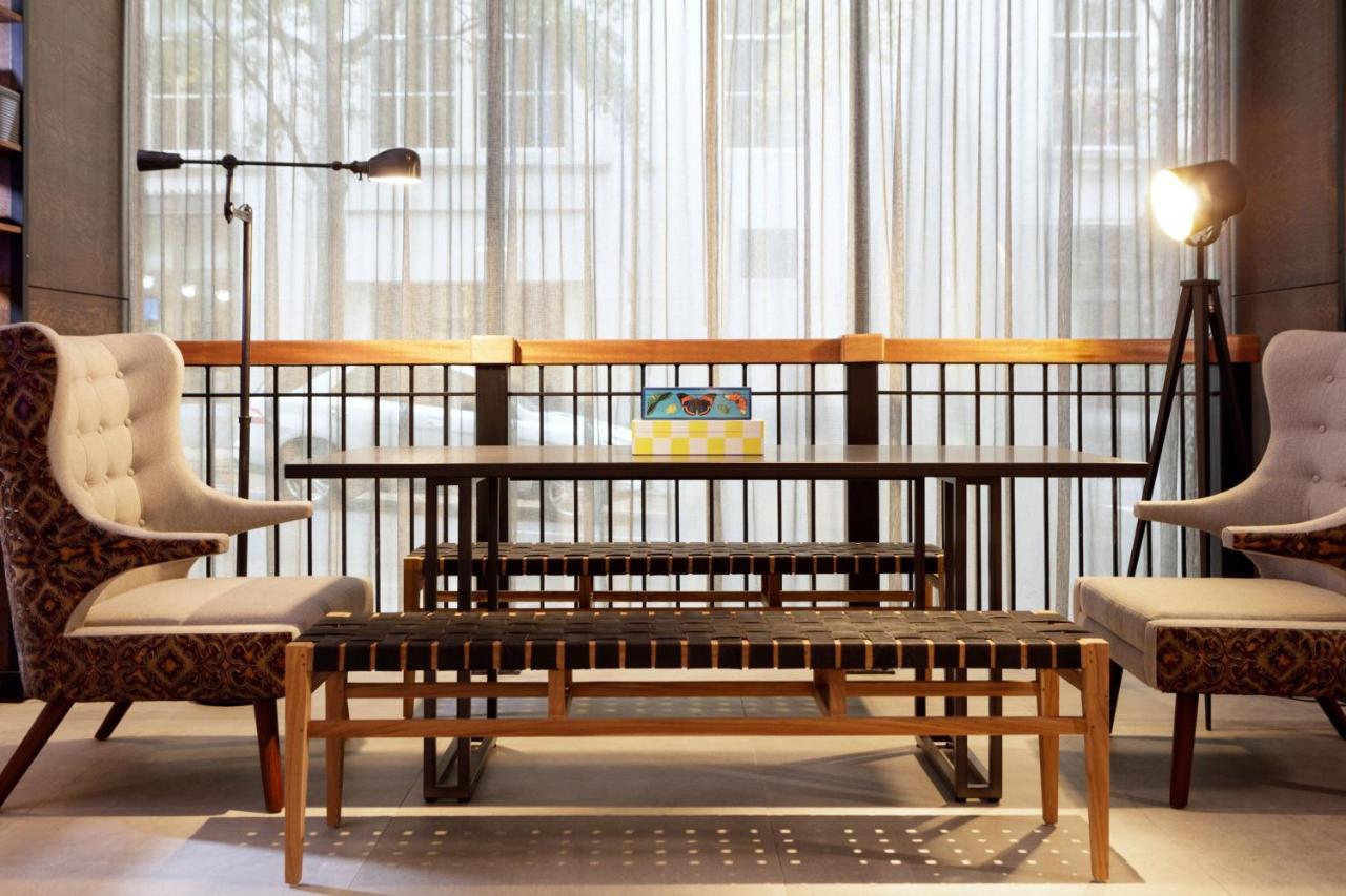 Отель Moxy Richmond Downtown Экстерьер фото