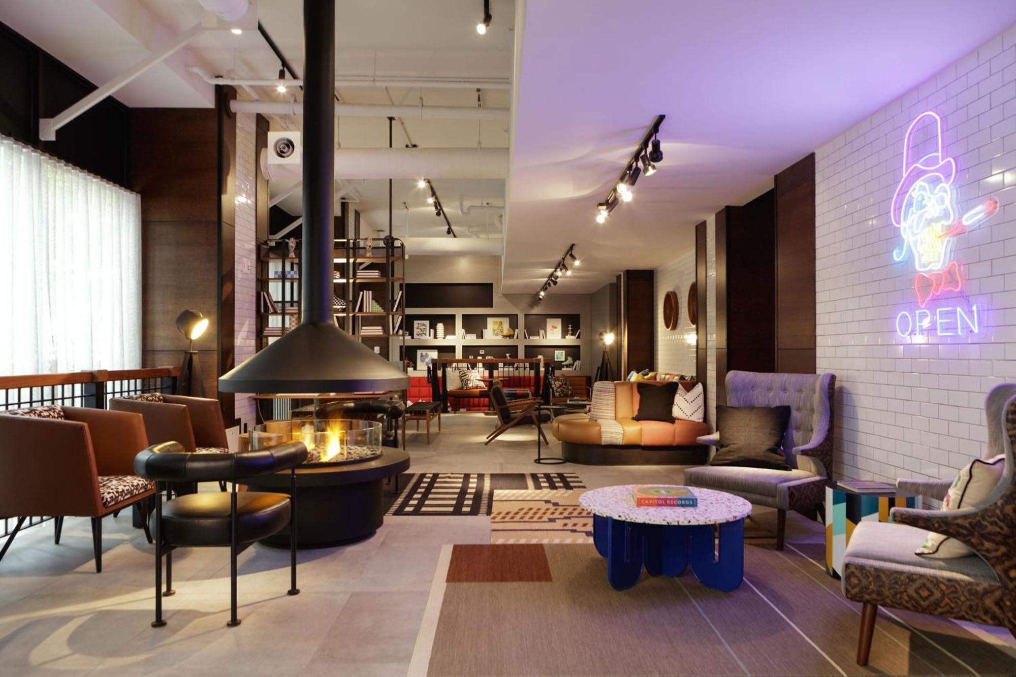 Отель Moxy Richmond Downtown Экстерьер фото