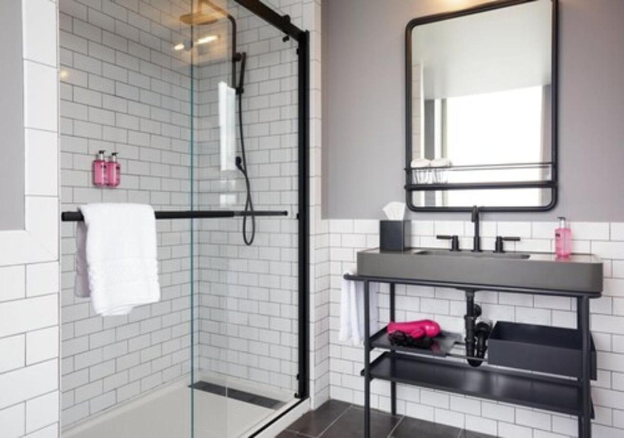 Отель Moxy Richmond Downtown Экстерьер фото