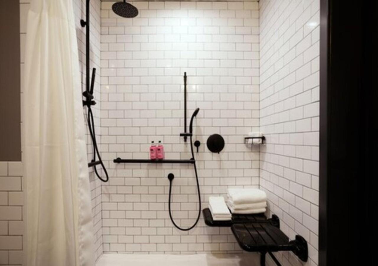 Отель Moxy Richmond Downtown Экстерьер фото
